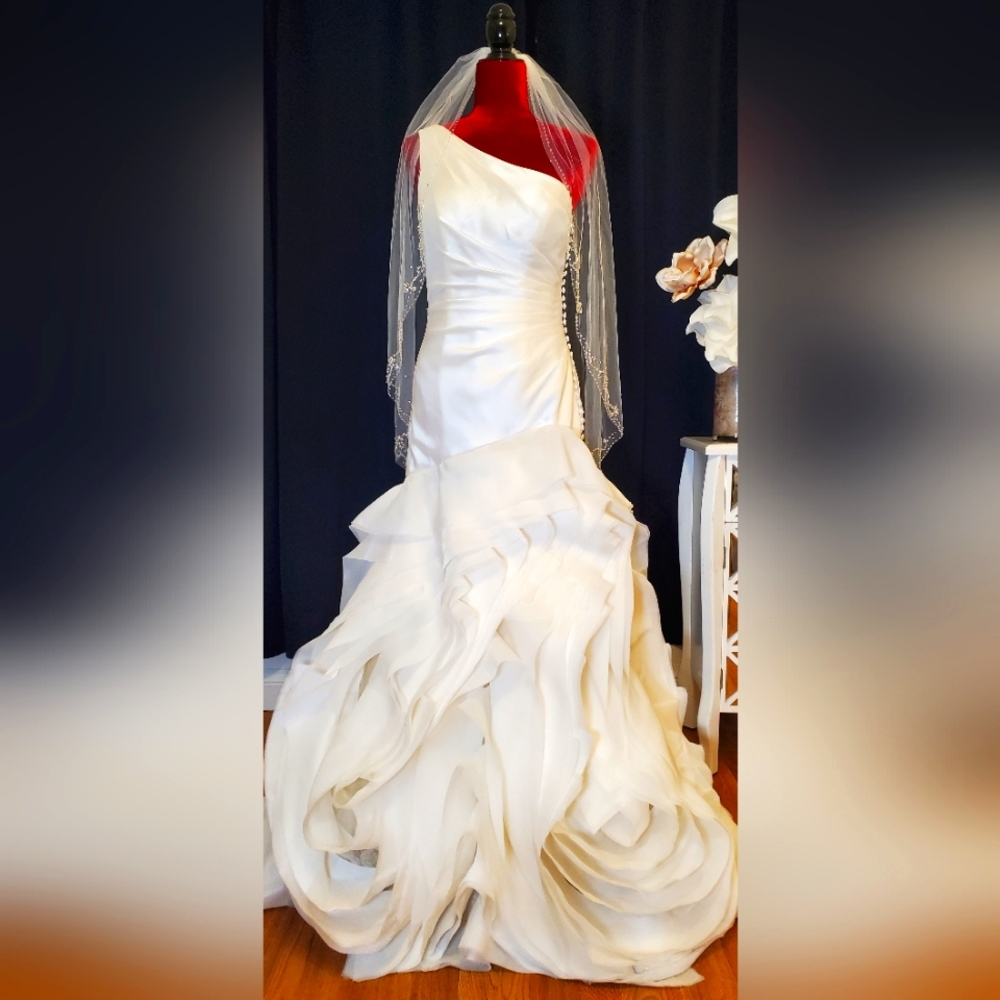 Wedding dress Vera Wang Ivory color.